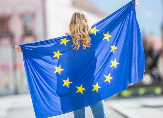Mädchen mit Europaflagge