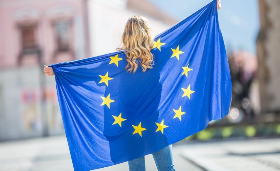Mädchen mit Europaflagge