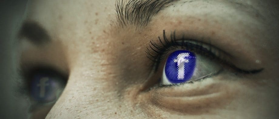 Auge mit Facebook-Logo