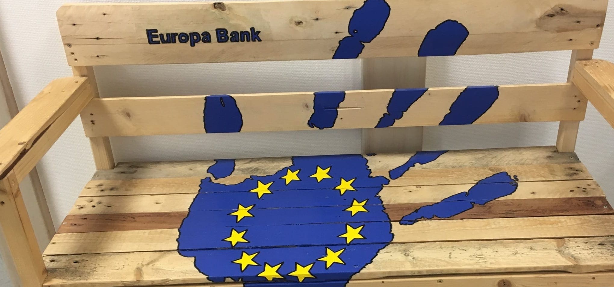 Eine von zwei Europabänken, die die Aufbaugilde erstellt hat.