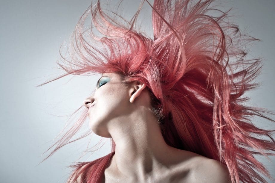 Frau mit rotgefärbten Haaren