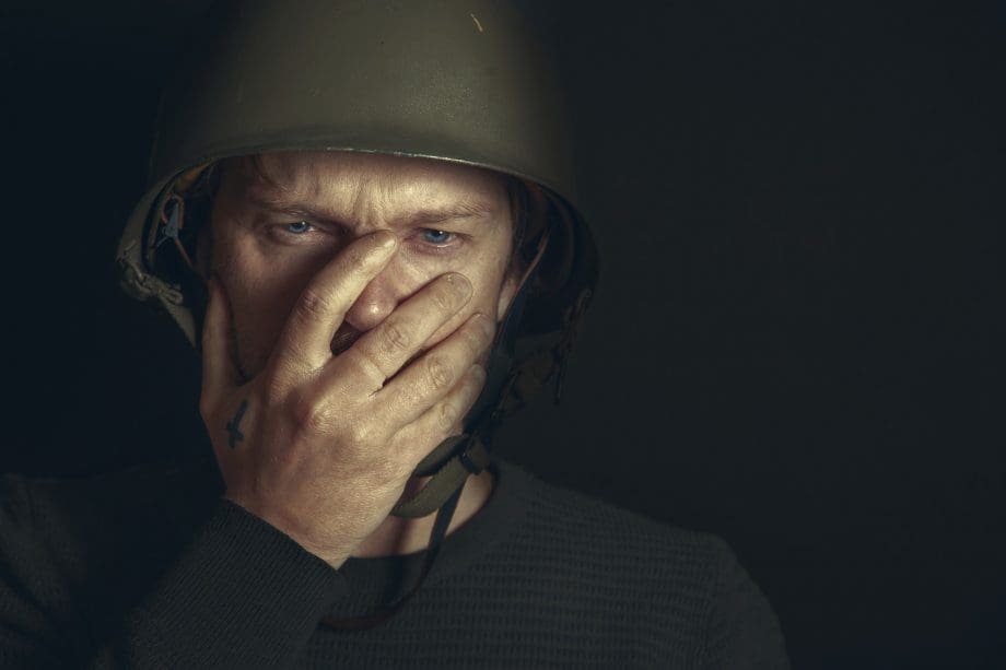 Mann mit Helm