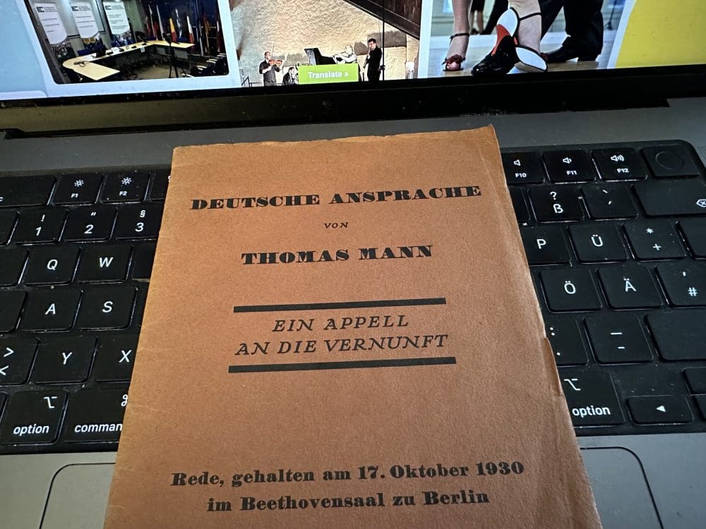 Heft auf Laptop