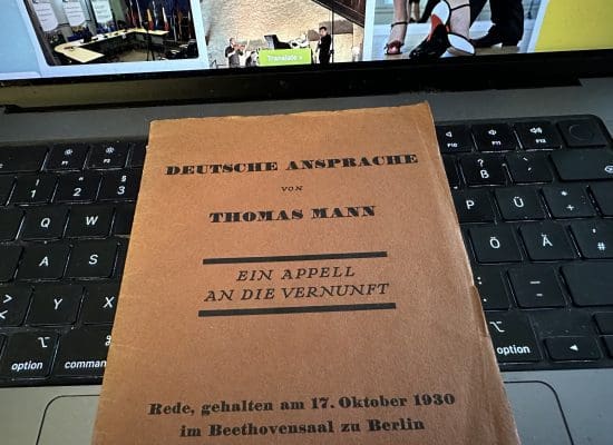 Heft auf Laptop