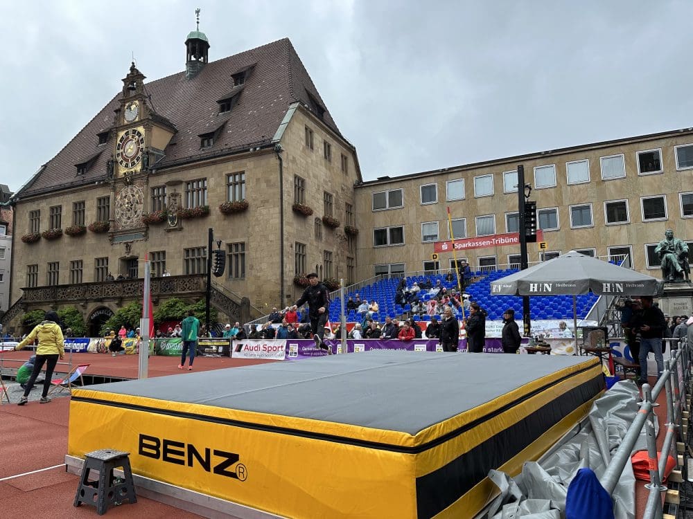 Einspringen vor dem Rathaus